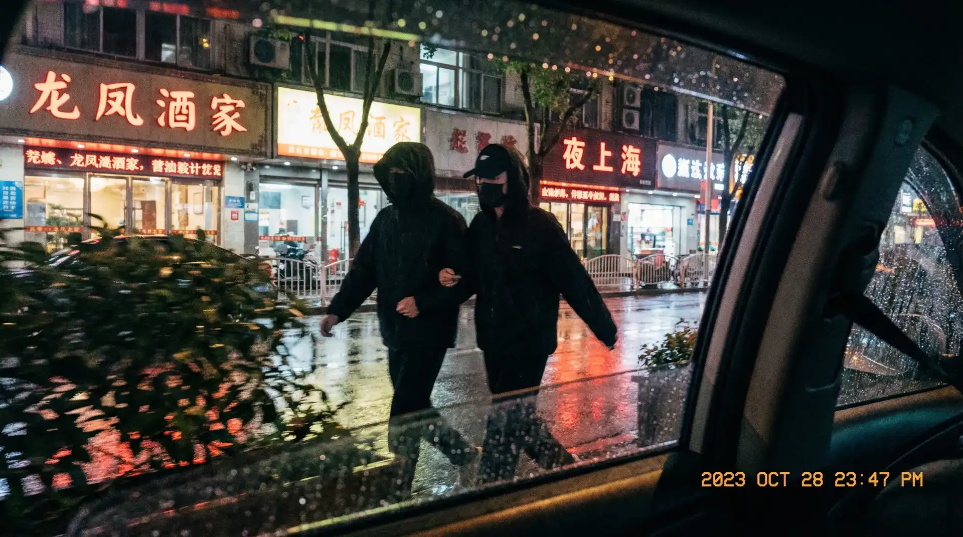 火狐娱乐 - 顶流明星深夜密会现场抓拍照片